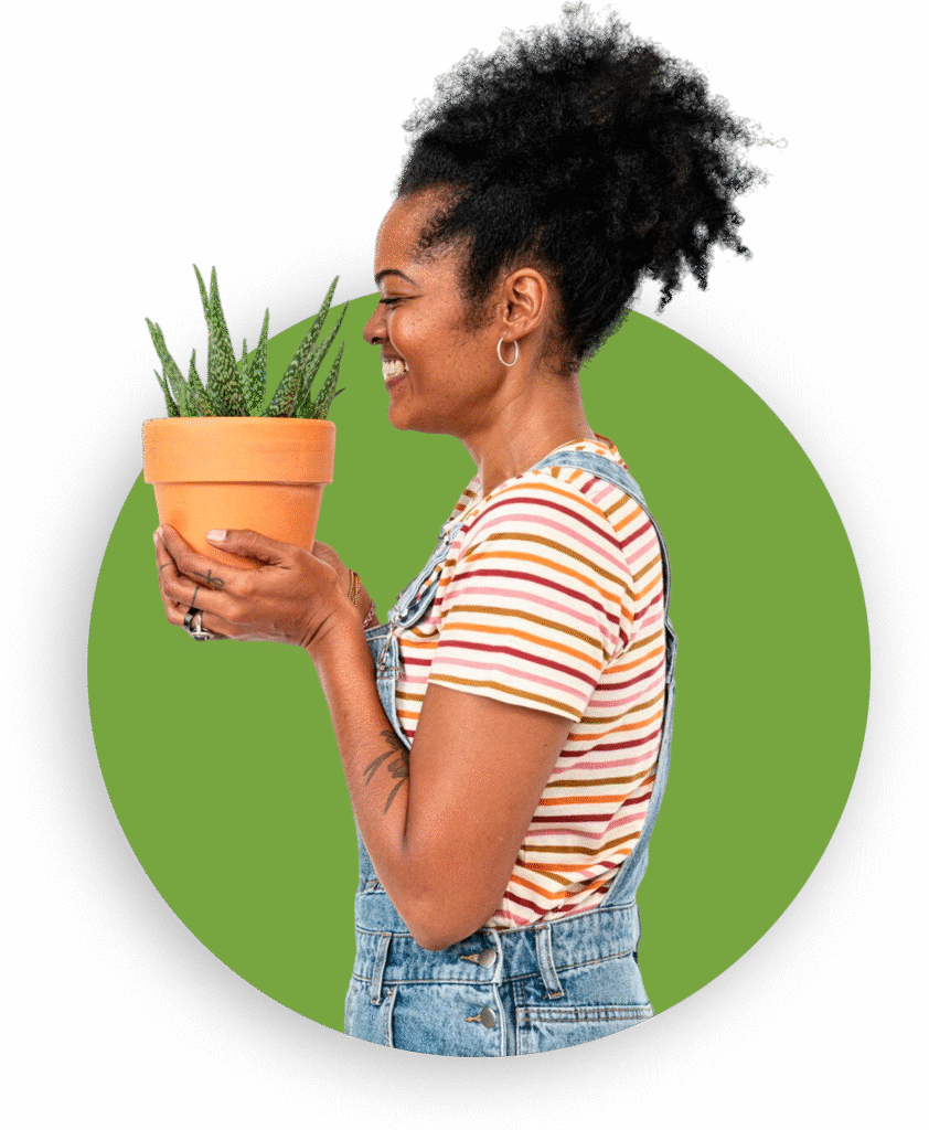 mulher segurando um vaso suculento de aloe vera copiar